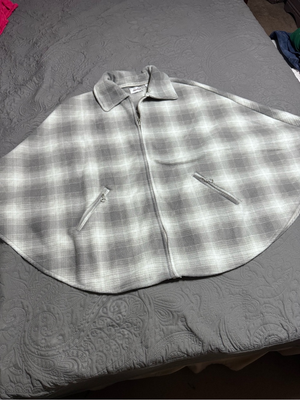 Moda Gray Plaid Zip-Up Cape poncho